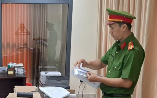 Cấm đi khỏi nơi cư trú với Dư Chế Linh