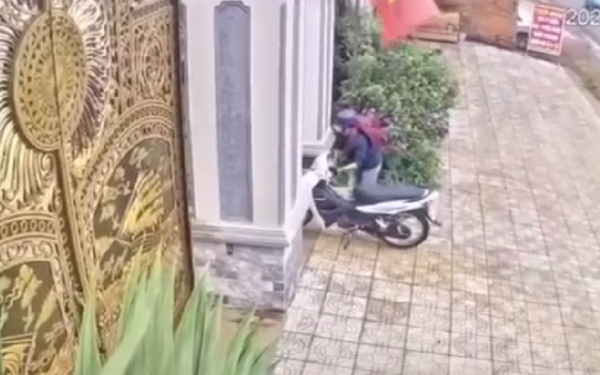 Vừa mua xe 1 ngày thì bị trộm mất khi đang giao hàng, nam shipper ở Đồng Nai bật khóc giữa đường