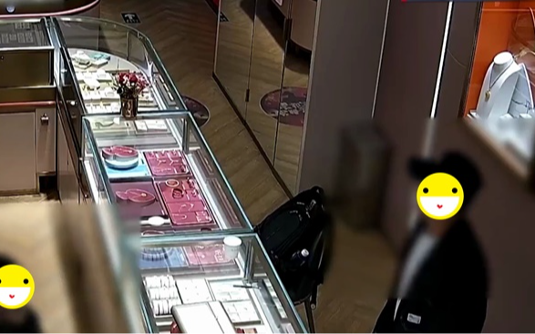 Cậu bé mang 5 chỉ vàng đi bán, chủ tiệm chỉ trả gần 700.000 đồng, cha mẹ biết chuyện lại cảm ơn rối rít