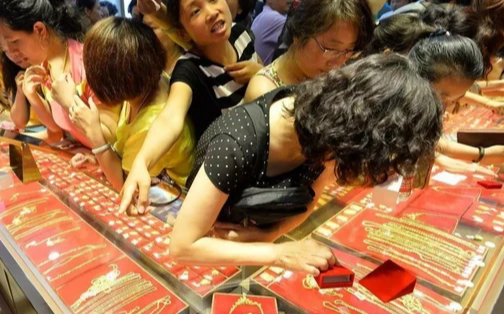 Khách vừa chi 4 tỷ đồng mua vàng xong thì giá tăng mạnh, cửa hàng trì hoãn không chịu giao, tòa phán quyết: 1 bên phải trả thêm 578 triệu đồng