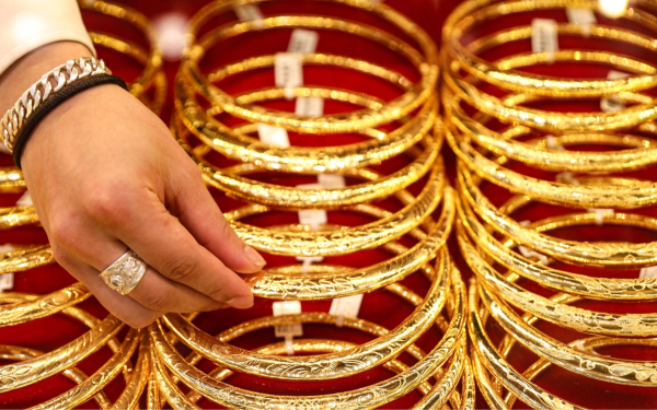 Giá vàng suy yếu, loạt tín hiệu xấu bủa vây thị trường