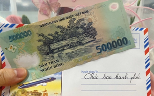 Mừng cưới bạn 500 nghìn, bạn mừng lại 200 nghìn, cô dâu ấm ức nhắn tin thì nhận câu trả lời không ngờ