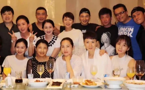 Doanh nhân từ Mỹ bỏ hết công việc về nước họp lớp, mời 18 bạn ai ngờ 36 người xuất hiện, hôm sau cả lớp kéo nhau ra tòa