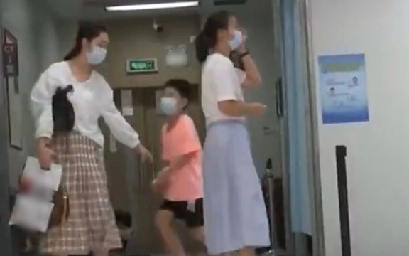 Chỉ trong 20 phút, toàn bộ mắt của cậu bé 8 tuổi bị ăn mòn: Nếu có thứ này ở nhà, hãy vứt đi ngay lập tức