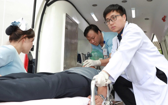 Người đàn ông 52 tuổi không qua khỏi vì người nhà dùng mẹo vắt chanh vào miệng khi hôn mê