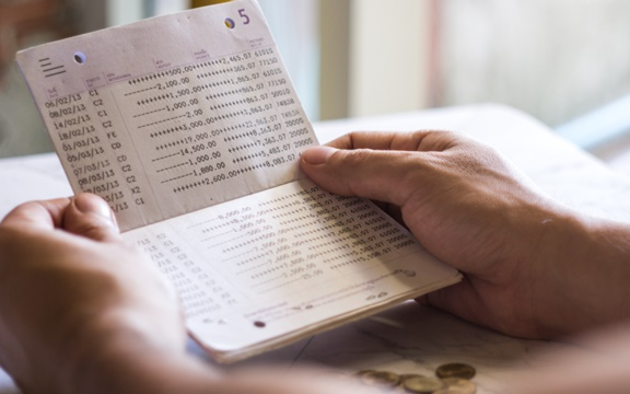 Đem sổ tiết kiệm 28 năm đi rút tiền, ngân hàng từ chối vì "không tìm thấy hồ sơ"