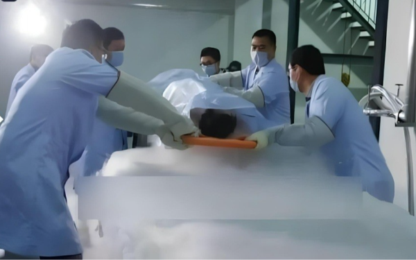 Giữ vợ trong bình đông lạnh để chờ hồi sinh nhưng lại... yêu người khác, người đàn ông khiến MXH dậy sóng