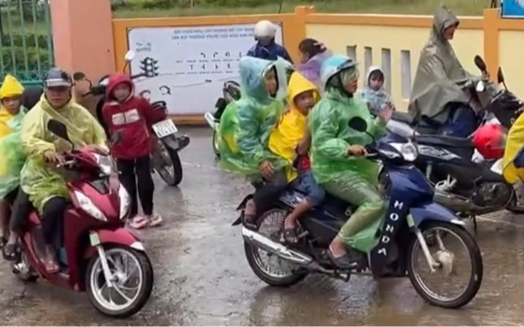 Vụ 40 học sinh nhập viện Quảng Trị: Phụ huynh đồng loạt đến trường đón con về vì sự xuất hiện của 1 người