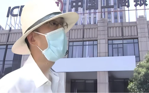 Khách gửi tiết kiệm 77 tỷ đồng được nhận luôn lãi 15 tỷ, 1 năm sau số dư về 0 nhưng ngân hàng khẳng định: “Chúng tôi không liên quan”