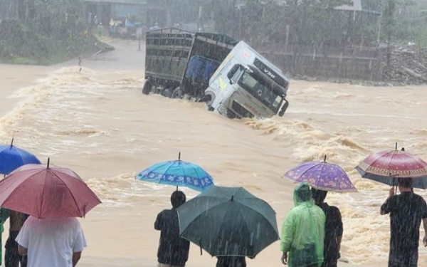 Tài xế xe tải bị lũ cuốn trôi, vợ khóc nghẹn: 