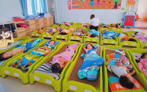 Cô giáo gửi ảnh học sinh ngủ trưa và xóa trong 30 giây nhưng đã quá muộn: Phụ huynh quyết định chuyển trường