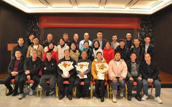 Đi họp lớp, các bạn được đại gia tặng quà 10 triệu đồng, trả hết hoá đơn: Không ngờ tôi vắng mặt bỗng thành "người may mắn nhất"