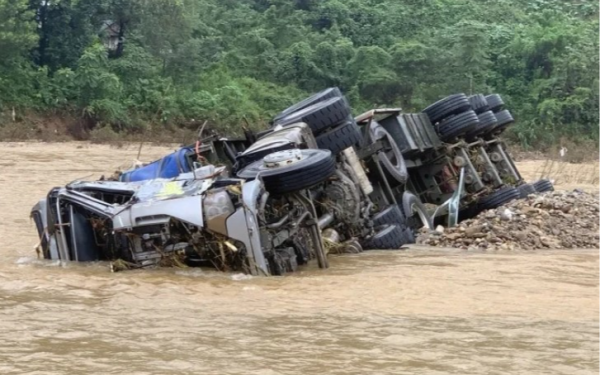 Vụ tài xế ở Quảng Trị mất tích dưới dòng lũ dữ: Những hình ảnh xót xa