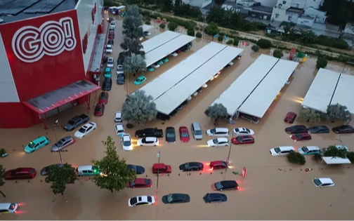 Sáng 20/11, lũ lịch sử đang xảy ra, hàng vạn người dân mắc kẹt trên mái nhà cầu cứu khắp nơi