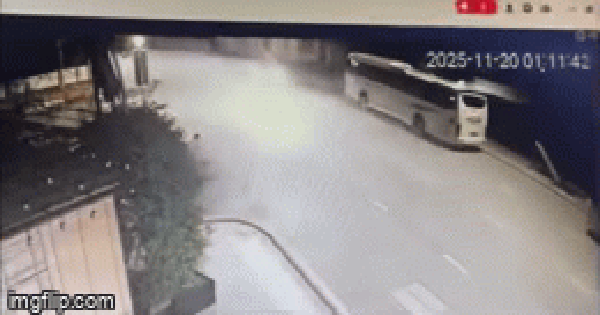 Mercedes Maybach "phi như bay" húc vào xe khách đỗ ven đường ở Quảng Ninh, tài xế bất tỉnh: Hiện trường gây ám ảnh