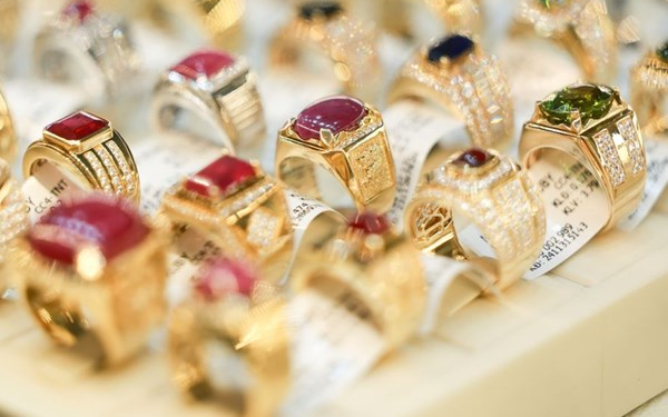 Giá vàng toàn cầu chịu áp lực lớn từ động thái của Trung Quốc