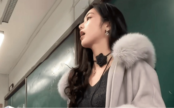 Cô giáo trẻ mặc áo 100 triệu đi dạy bị phụ huynh báo cáo lên BGH, hôm sau sẵn sàng hẹn gặp riêng người 