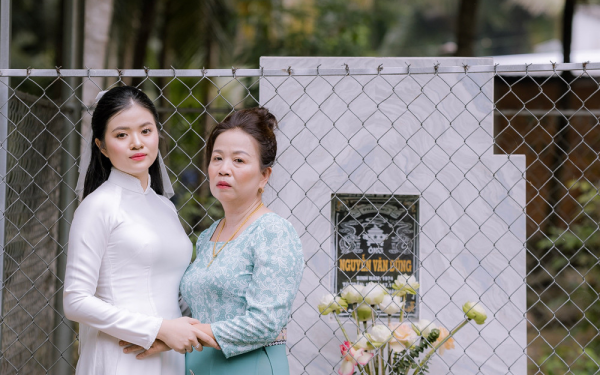 Cô dâu Vĩnh Long chụp ảnh bên ngôi mộ, phía sau là chuyện thắt lòng