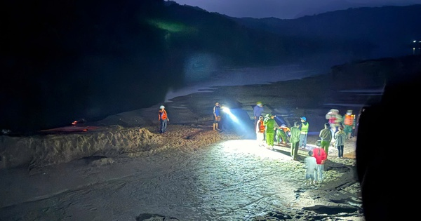 Thành viên cứu hộ bật khóc khi tìm thấy thi thể tài xế xe đầu kéo bị lũ cuốn trôi ở Quảng Trị