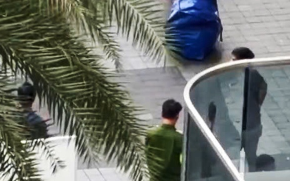 Vụ phát hiện thi thể trong túi trước sảnh chung cư ở TP.HCM: Hé lộ về nạn nhân và 2 nghi phạm
