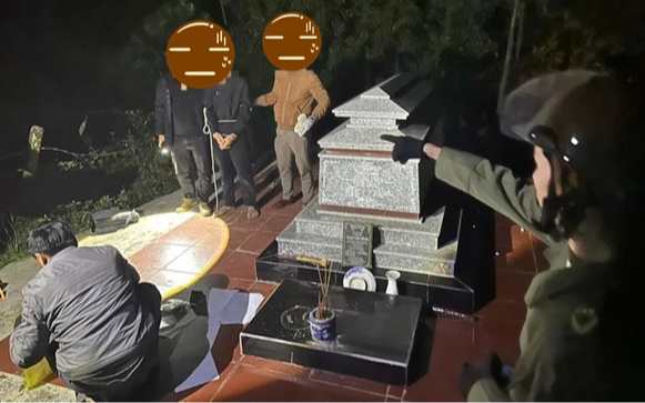 Công an phát hiện "bí mật động trời" trong nghĩa trang ở Quảng Trị