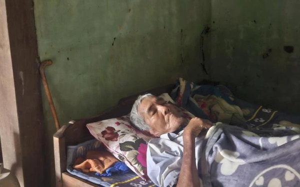 Con trai bệnh tật vẫn gắng ôm thithe mẹ suốt đêm lũ ở Đắk Lắk