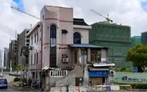 Chủ căn nhà 300m² không chịu di dời dù được bồi thường hơn 10 tỷ đồng và 4 căn nhà, tuyên bố: “Không nhận được 371 tỷ và 6 căn nhà thì không đi!”