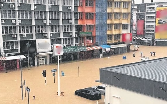 Thuê khách sạn cùng tình nhân nhưng bị mắc kẹt do lũ lụt, người đàn ông "đứng hình" khi được giải cứu