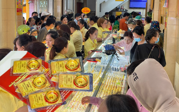 Bán một giá, niêm yết một giá: Góc khuất" thị trường vàng Hà Nội bị vạch trần, lộ diện đầu cơ