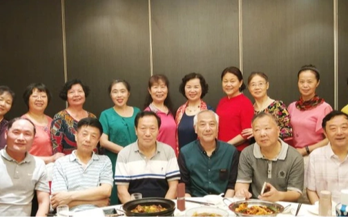 Đi họp lớp, các bạn được đại gia tặng quà 10 triệu đồng, trả hết hoá đơn: Không ngờ tôi vắng mặt bỗng thành “người may mắn nhất”