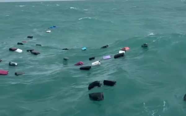 Phát hiện hàng chục chiếc vali trôi nổi trên biển, cảnh tượng gây xôn xao