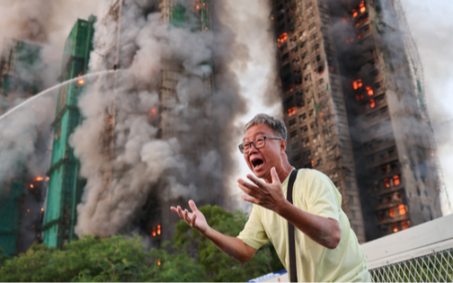 Câu chuyện xé lòng đằng sau bức ảnh người đàn ông tuyệt vọng gục ngã trước những toà nhà đang cháy ở Hong Kong