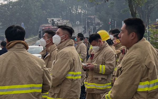 Đau lòng với điều nhìn thấy bên dưới lớp đồ bảo hộ của lính cứu hỏa trong vụ cháy chung cư tồi tệ nhất