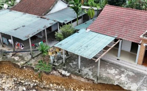 Rợn người những căn nhà chênh vênh bên bờ suối sạt lở sau 4 trận lũ liên tiếp