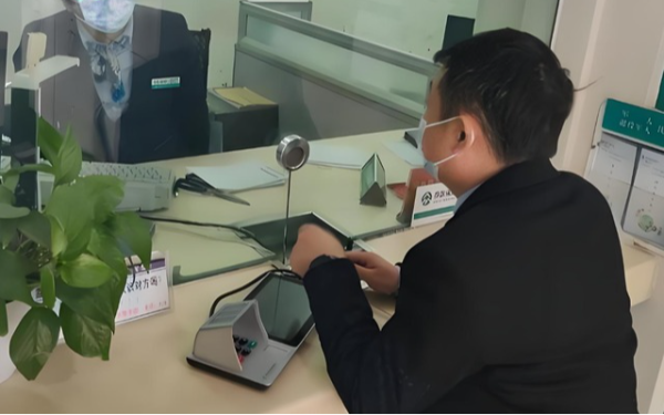 Người đàn ông nhận được 18,6 tỷ đồng đền bù đất liền mang hết đi gửi tiết kiệm, 1 năm sau đến hạn ngân hàng tuyên bố: “Ông không được rút đồng nào”