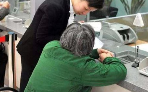 Người phụ nữ tới ngân hàng Agribank rút 1 tỷ đồng để chuyển vào tài khoản MSB, khẳng định "cho con sửa cửa hàng": nhân viên ngân hàng lập tức báo công an