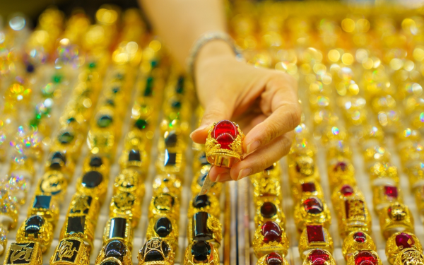 Giá vàng hôm nay 1/12/2025: Thế giới lên đỉnh 2 tuần, vàng nhẫn tăng 7 triệu