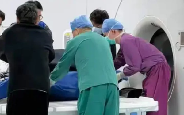 Nam thanh niên 25 tuổi vừa tan ca làm đột ngột qua đời, phản ứng phía công ty gây phẫn nộ dư luận