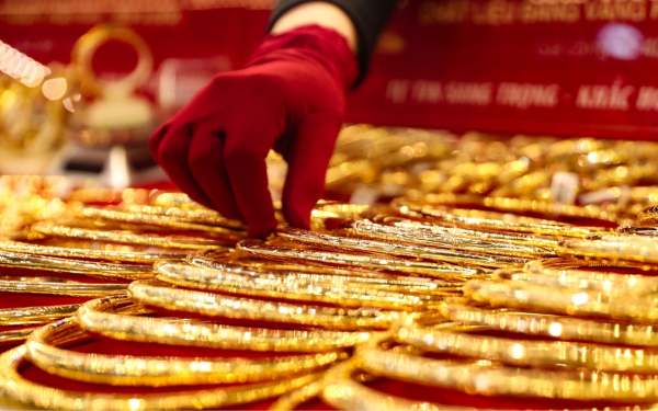 Giá vàng hôm nay 4/12/2025: Vàng thế giới tăng vọt, SJC và nhẫn trơn chịu áp lực