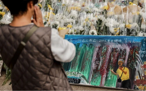 Bức ảnh người đàn ông gào thét vì vợ mắc kẹt trong đám cháy trở thành biểu tượng ám ảnh của vụ thảm họa 159 người TV