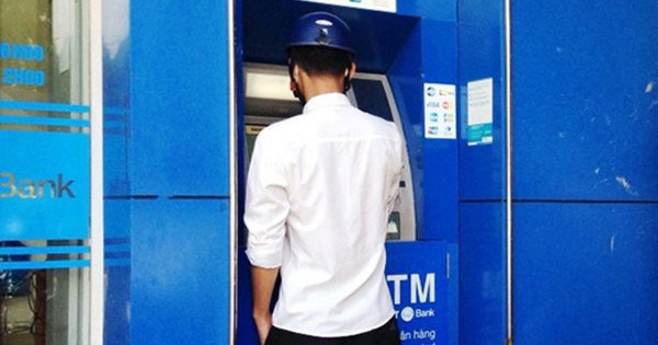 Người đàn ông tới ATM rút 20 triệu đồng, 2 lần số dư vẫn không đổi, vội vã tới ngân hàng kiếm tra: "Tài khoản không lỗi, đó là tiền của anh"