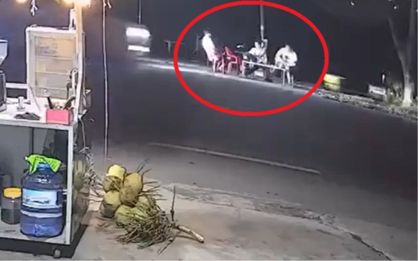 Đồng Tháp: 3 thanh niên uống nước ven đường bị xe khách giường nằm lao khiến 2 người thiệt mạng, 1 người bị thương