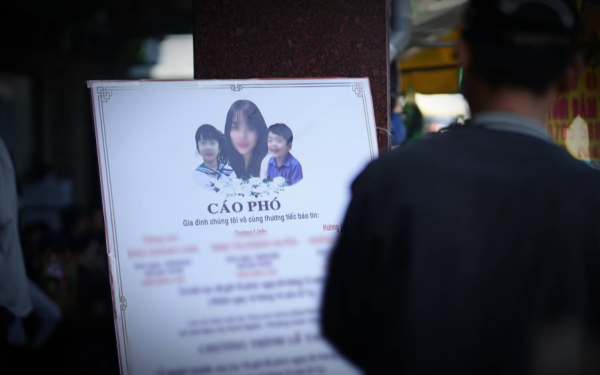 Tang lễ nghẹn lòng của 3 mẹ con vụ cháy quán bún ốc: Người chồng thẩn thờ ngã bên di ảnh