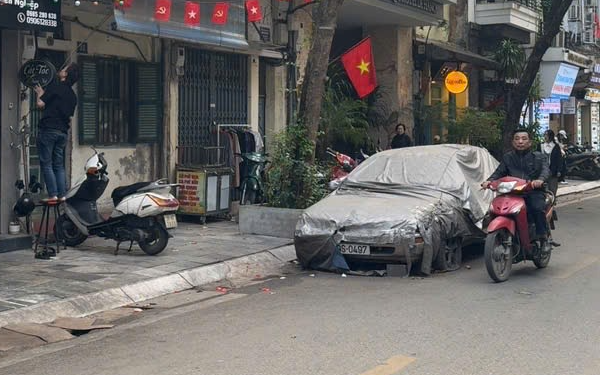 Ô tô phủ bạt "nằm lì" 4 năm trên phố Bát Sứ: Một người đàn ông ra làm việc với công an