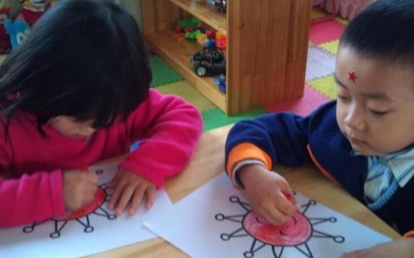 Con gái 6 tuổi đi học về vẽ một bức tranh, mẹ xem xong thì sợ suýt ngất, lập tức báo cảnh sát