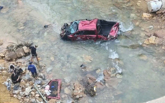 Sau va chạm, ô tô bán tải chở 4 người lao từ đường cao tốc La Sơn - Hòa Liên xuống suối