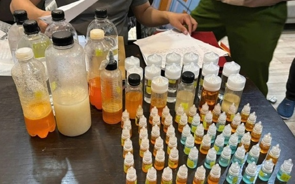 Khám xét khẩn cấp nơi ở của Nguyễn Quang Hải, phát hiện 84 lọ nhựa "lạ"