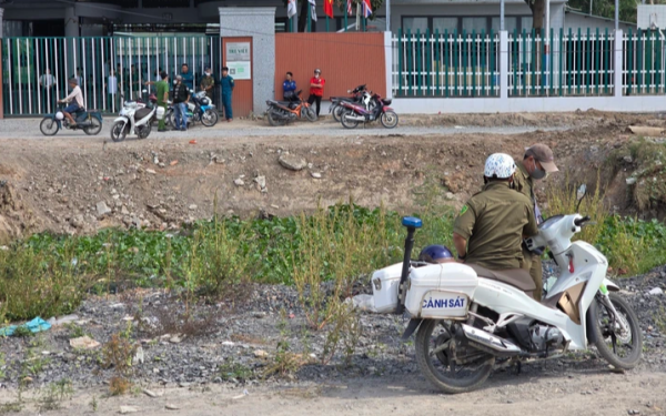 Đứng chờ con tan học, người đàn ông tá hỏa phát hiện thi thể dưới kênh