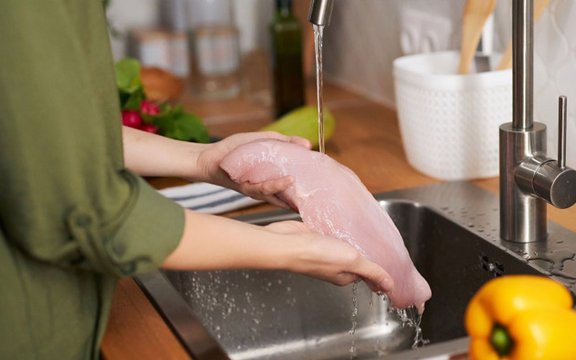 Dừng lại ngay: Chuyên gia khuyên đừng rửa thịt sống dưới vòi nước chảy, nguyên do cực ng:uy h:iểm nhiều người chưa biết