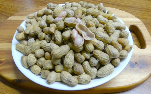 Người phụ nữ 56 tuổi mỗi ngày đều ăn 1 nắm lạc luộc, nửa năm đi khám, kết quả khiến bác sĩ bất ngờ